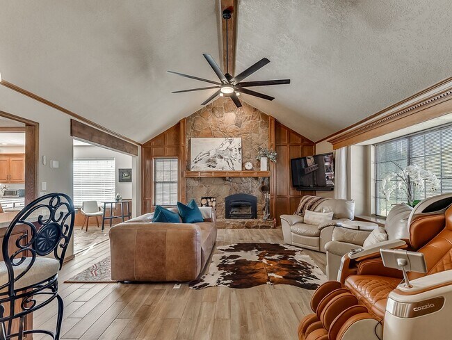 Building Photo - Fully Furnished Short Term Rental