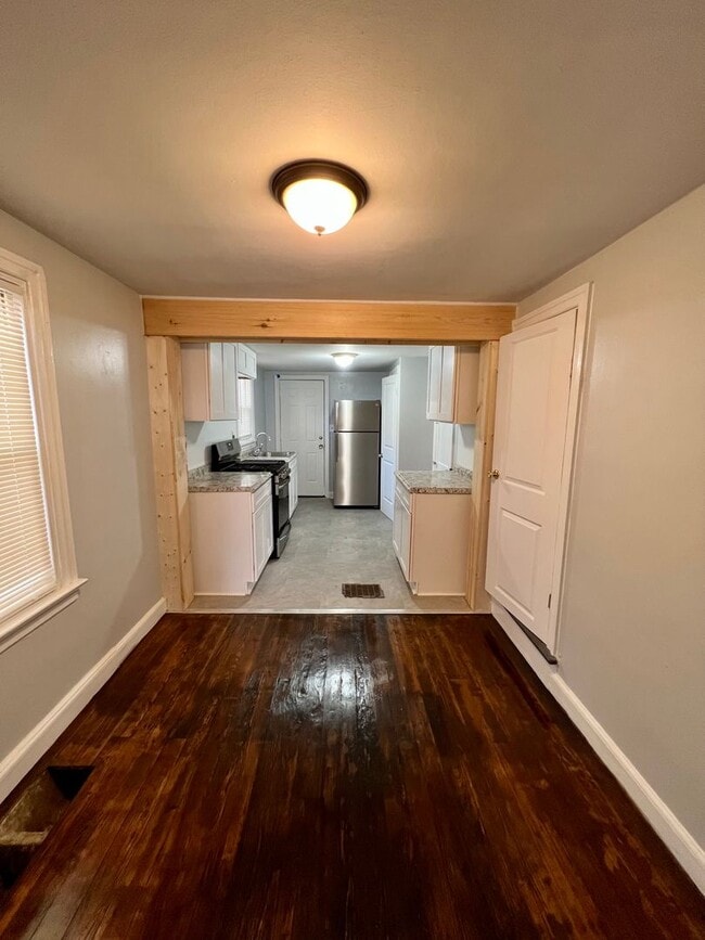 Building Photo - 1 Bedroom Home with Private Parking Available Now!