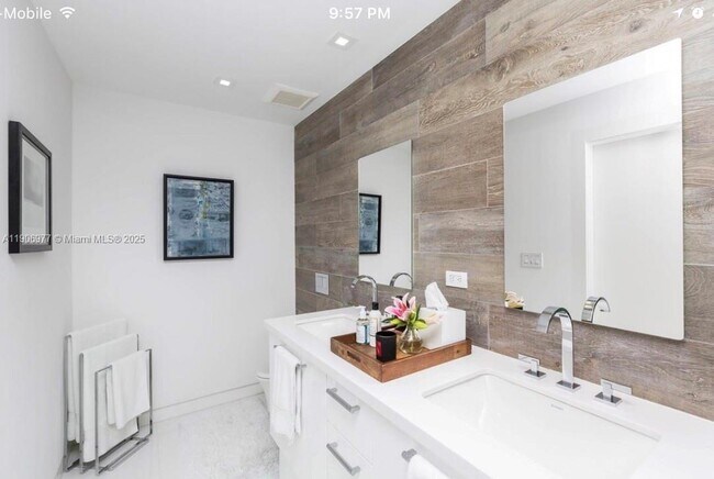 Building Photo - 900 Biscayne Blvd