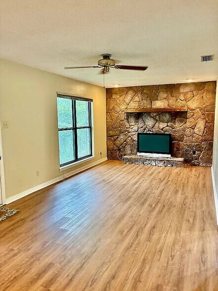 Building Photo - 7221 Lakewood Rd