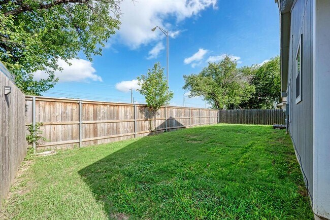 Building Photo - 2022 Balsam Way