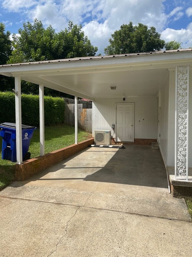 Building Photo - 2 bed, 1 bath house located in Siler City!