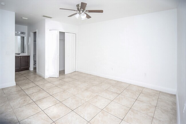 Building Photo - Gated Club Cortile 3/2 Condo 1st-Floor In-Unit Laundry