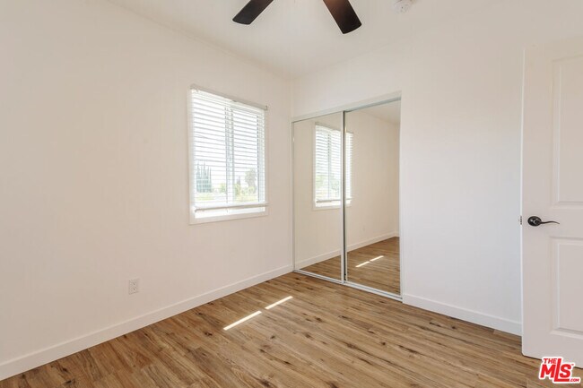 Building Photo - 1812 W Glenoaks Blvd