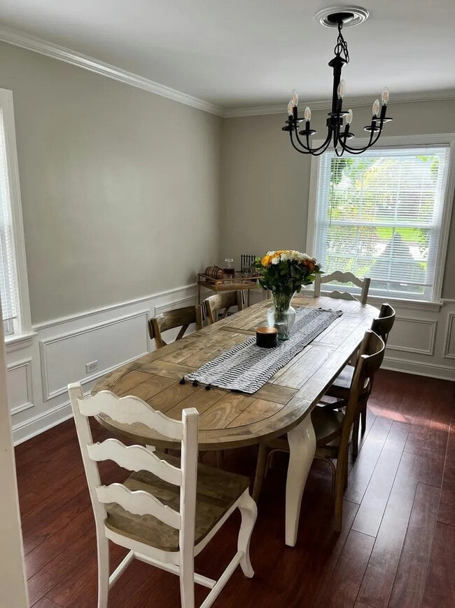 Building Photo - 203 E Oak Ave