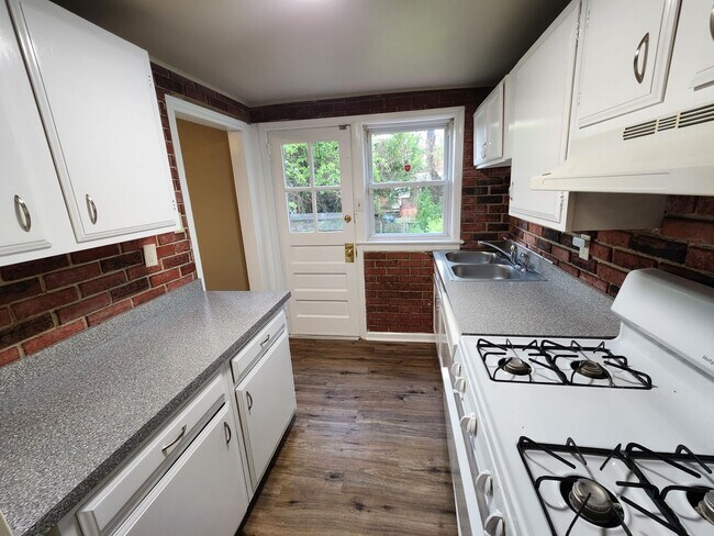 Building Photo - Recently Renovated 3 Bedroom in Harrisburg!
