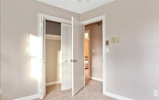 Building Photo - 205 Woodford Dr