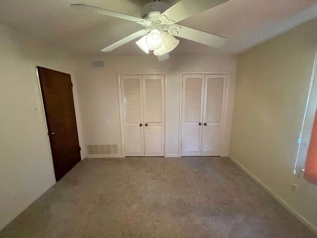 Building Photo - Spacious 3 bedroom, 2 bath