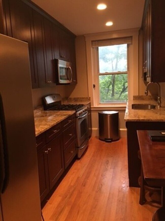 Building Photo - SEPTEMBER 1 - Brookline 3 BR 2 BA