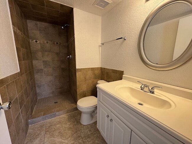 Building Photo - Bright & Spacious 2 Bedroom Condo with Vaulted Ceilings in Phoenix
