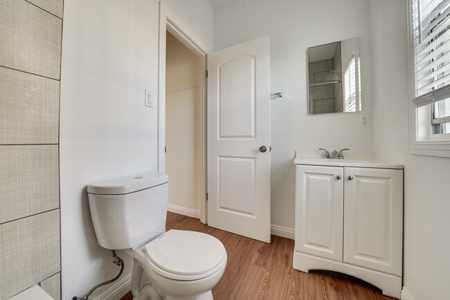 Building Photo - 1056 5/3 Normandie Ave-301C