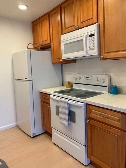 Building Photo - 2053 Town and Country Ln