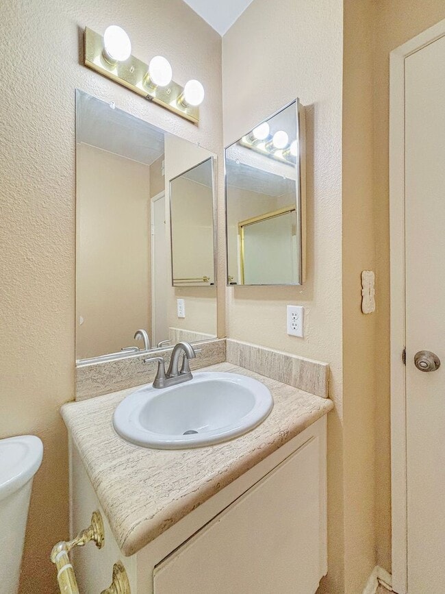 Building Photo - Beautiful 3BD/2.5BA Condo in Tierrasanta w...