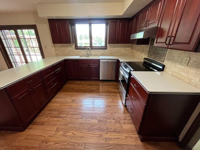 Building Photo - Large 5BR/3.5 Bath in Elm Heights. Available Now!