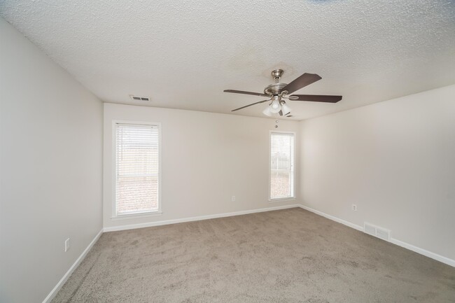 Building Photo - 8915 Lanthorn Cove