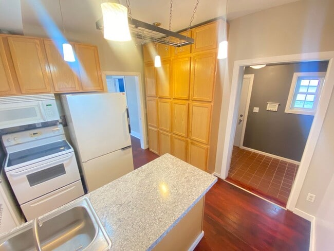 Building Photo - 1405 3rd Ave NW