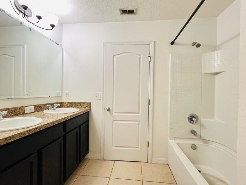 Building Photo - 1651 Smokey Oak Way