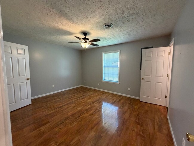 Building Photo - 3-Bedroom Home in Quiet Neighborhood Located in St. Robert, MO!