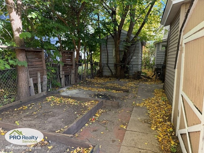 Building Photo - Updated 3 Bedroom House **Free November Re...