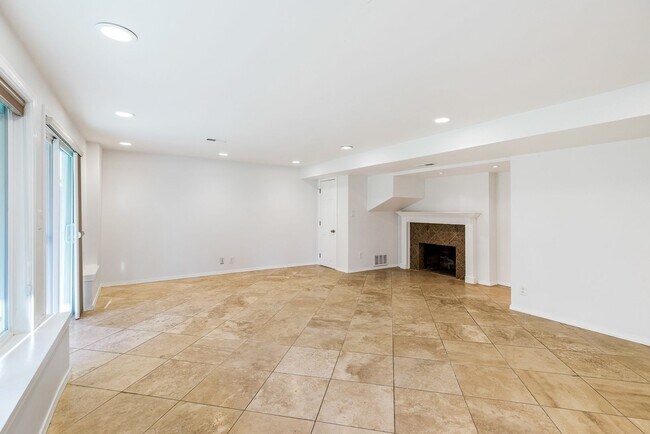 Building Photo - 4 bedroom 2.5 bath with office space.