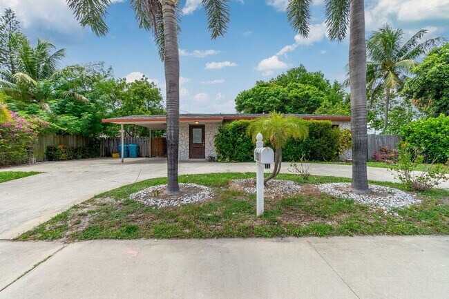 Building Photo - 2831 N Seacrest Blvd