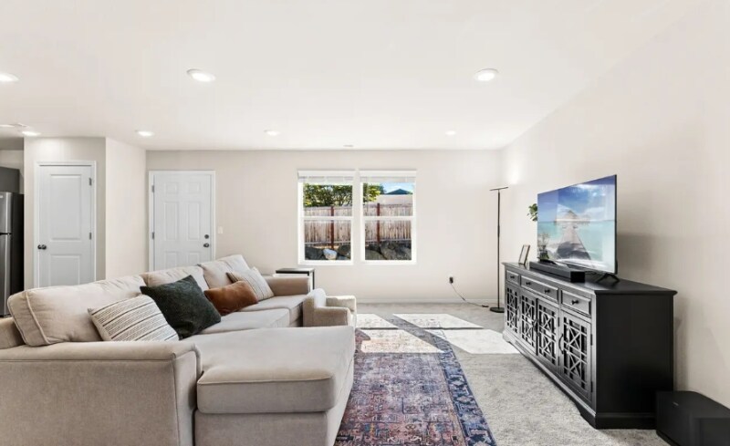 Building Photo - 4258 SE Woodford Ct