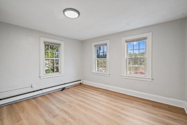 Building Photo - MOVE IN SPECIAL! SCORE HALF OFF 1ST MONTH'...