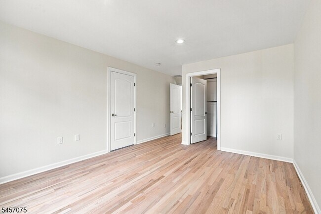Building Photo - 907 Colonia Rd