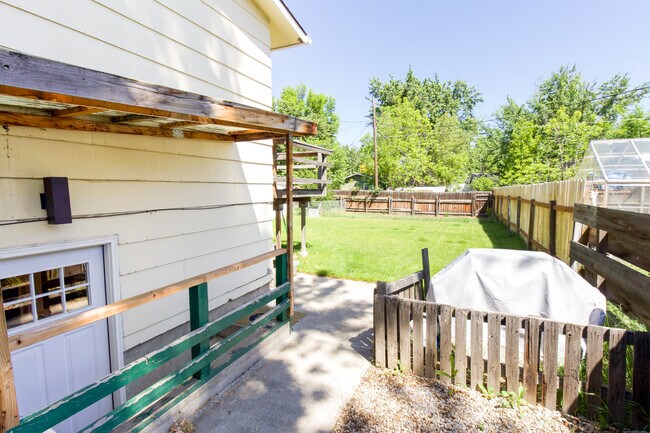 Building Photo - 6210 W Poplar St