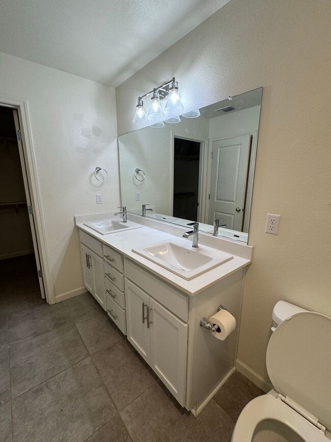 Building Photo - Perfect 5 bedroom, 3.5 bath home with attached private Casita - With Solar !