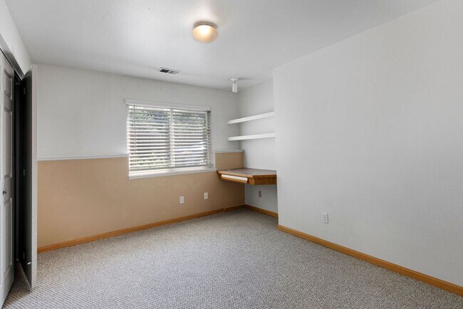 Building Photo - 4 Bedroom Townhome near campus