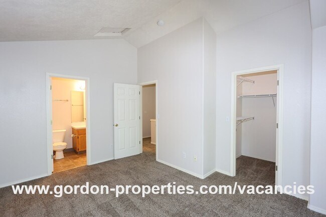 Building Photo - NE Halsey St - Gresham 2 bedroom townhouse with den/office