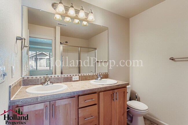 Building Photo - Lovely 3-Level Townhouse in great Hillsbor...