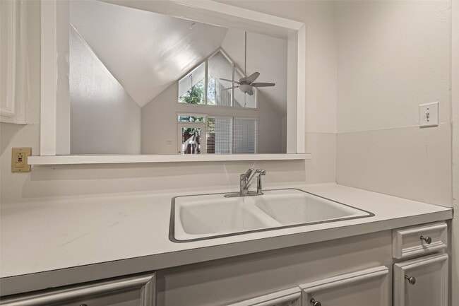 Building Photo - 615 Kipling St