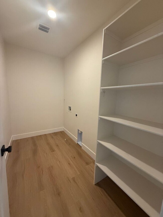 Building Photo - 8461001/85