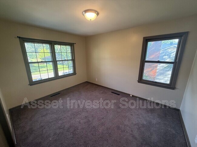 Building Photo - 9605 Belmont Ave