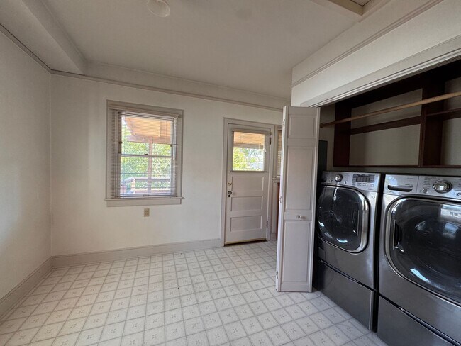 Building Photo - 1029 33rd St