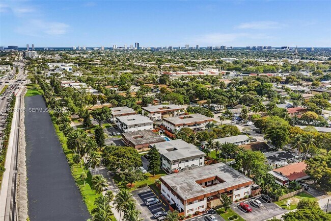 Building Photo - 329 SW 1st Ct