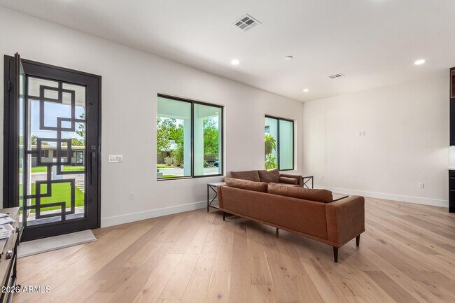 Building Photo - 3014 E Avalon Dr