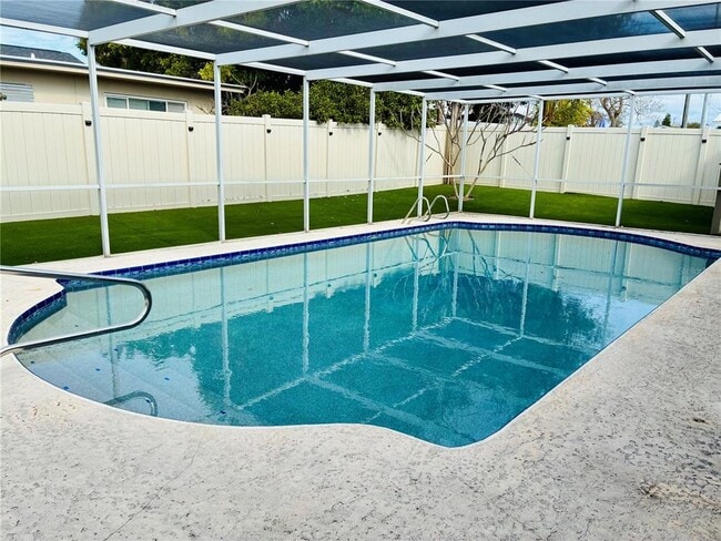 Building Photo - 14025 Yacht Club Blvd