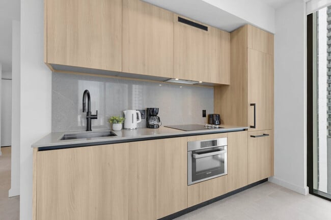 Building Photo - 501 NE 1st Ave