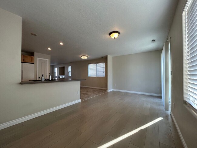 Building Photo - 4 bed, 2.5 ba - Golf Course living in Horn Rapids