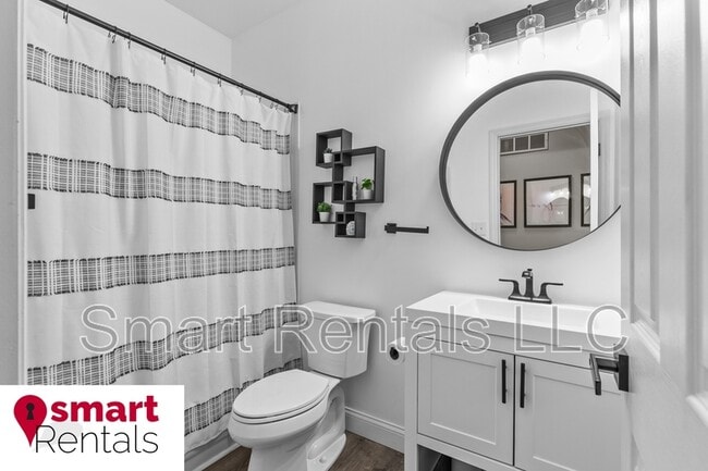 Building Photo - 944 Wellesley Pl Dr