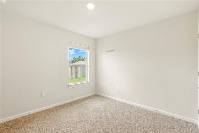 Building Photo - 18 E Sycamore Trl