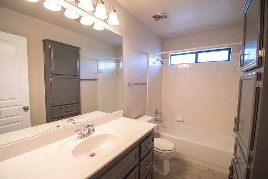 Shared bath - 5302 Leadville Dr