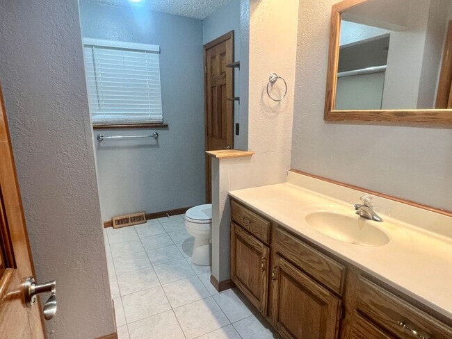 Building Photo - Amazing 3 Bedroom Home!