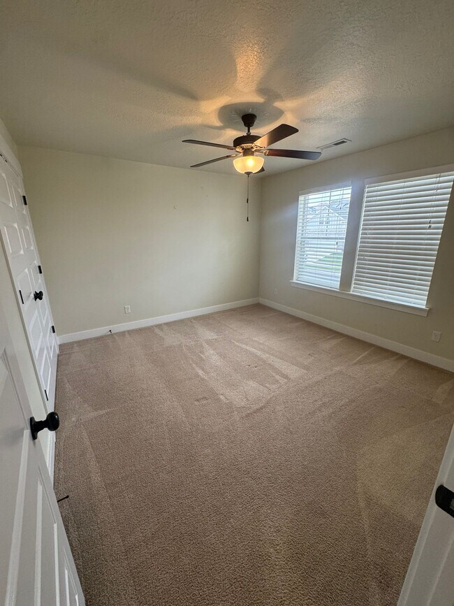 Building Photo - 1109 W Meridian Dr