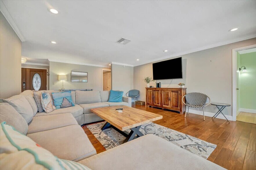 Primary Photo - 14914 Crown Dr