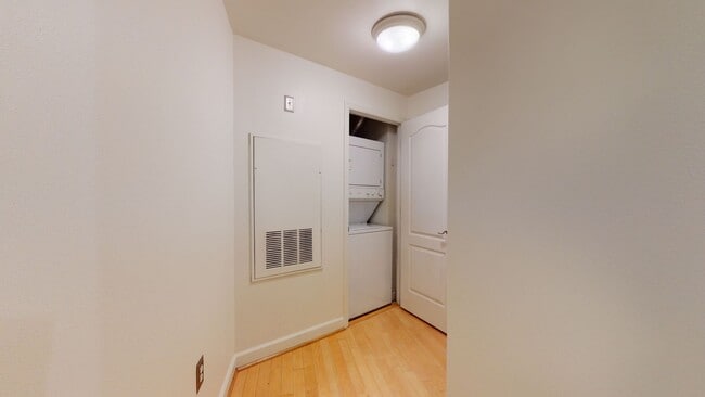 Building Photo - Logan Circle One Bedroom One Bath With Lar...