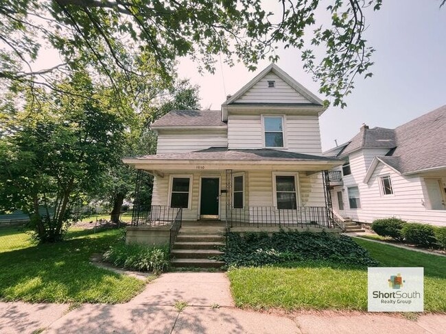 Building Photo - 5 bed 2 bath Single Family Home